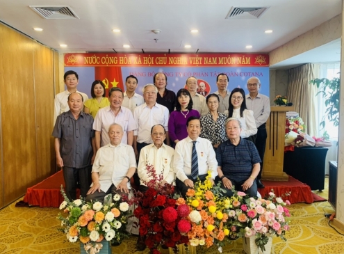 Đảng bộ Cotana Group trao huy hiệu Đảng cho Đảng viên lão thành